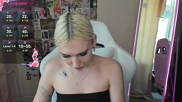 Snapshot of EvelinaLuu chatting on January 11, 6:29 am EvelinaLuu online show from January 11, 6:29 am