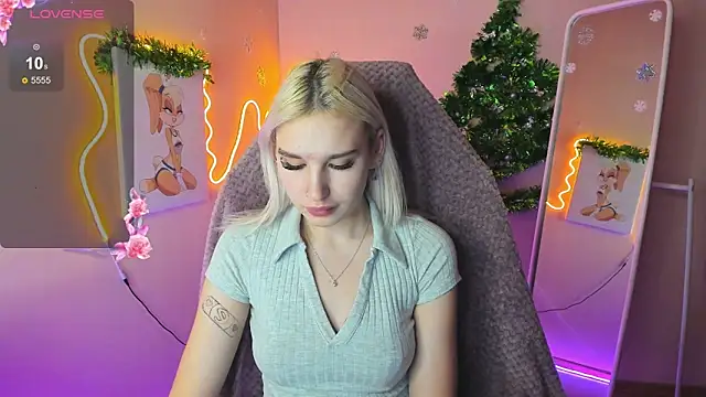 Snapshot of EvelinaLuu chatting on January 15, 2:05 am EvelinaLuu online show from January 15, 2:05 am