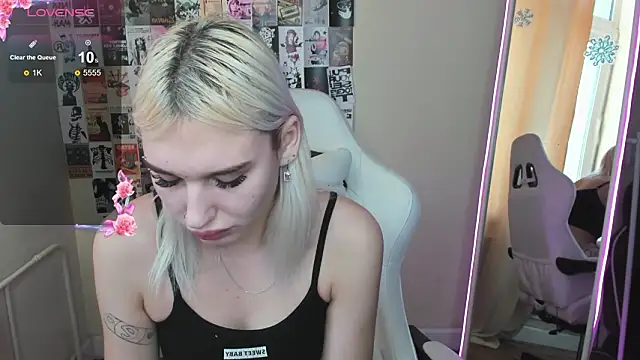 Snapshot of EvelinaLuu chatting on January 17, 3:55 am EvelinaLuu online show from January 17, 3:55 am