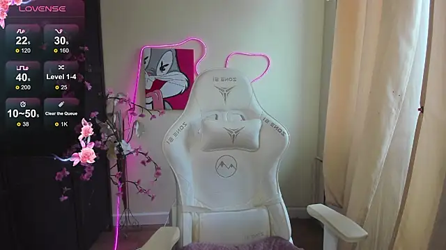 Snapshot of EvelinaLuu chatting on March 8, 8:40 am EvelinaLuu online show from March 8, 8:40 am