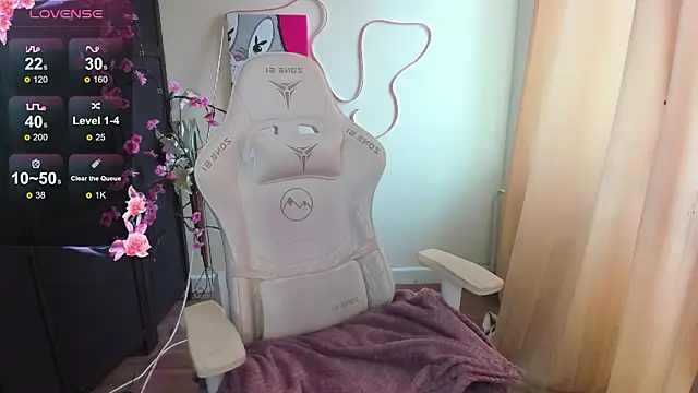 Snapshot of EvelinaLuu chatting on March 22, 3:54 am EvelinaLuu online show from March 22, 3:54 am