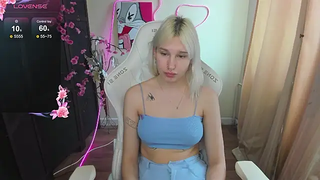 Snapshot of EvelinaLuu chatting on March 28, 3:06 am EvelinaLuu online show from March 28, 3:06 am