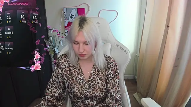 Snapshot of EvelinaLuu chatting on April 2, 4:54 am EvelinaLuu online show from April 2, 4:54 am