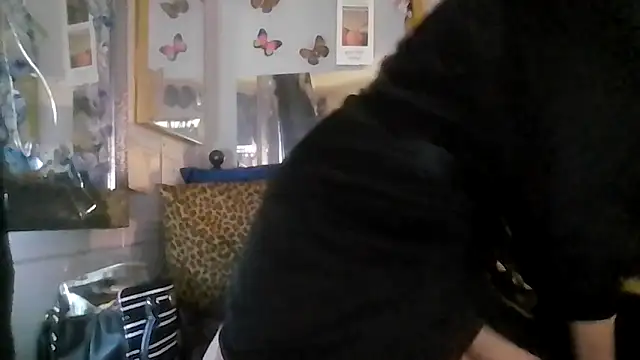 Snapshot of ShysluutGia chatting on April 8, 2:28 pm ShysluutGia online show from April 8, 2:28 pm