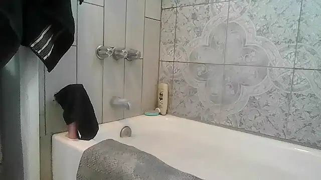 Snapshot of ShysluutGia chatting on June 18, 1:17 am ShysluutGia online show from June 18, 1:17 am