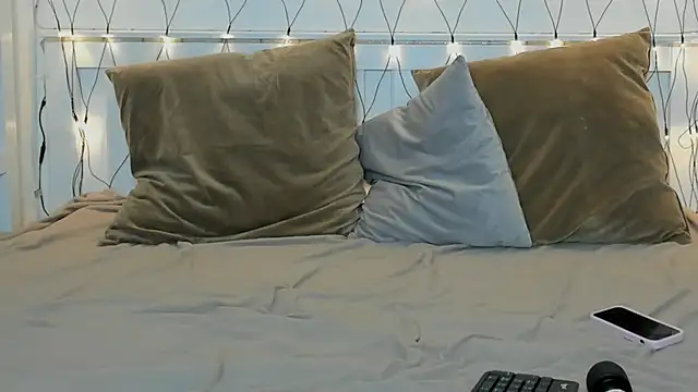 Snapshot of EmilyEclair chatting on February 24, 5:09 pm EmilyEclair online show from February 24, 5:09 pm