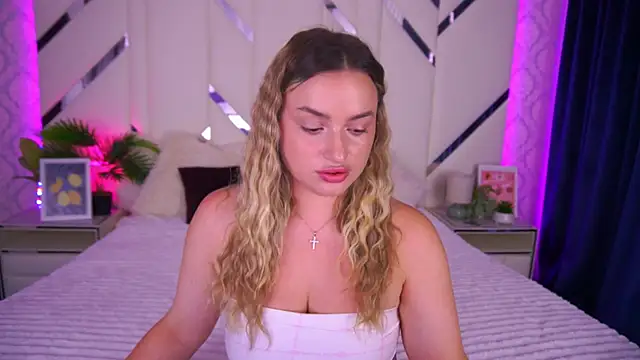 Snapshot of LindsieGreyy chatting on September 22, 6:37 am LindsieGreyy online show from September 22, 6:37 am