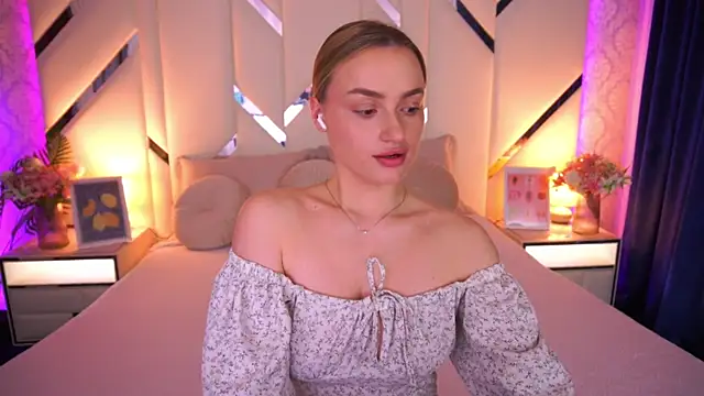LindsieGreyy online show from May 13, 12:57 pm
