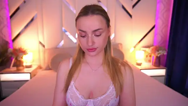 LindsieGreyy online show from May 21, 1:18 pm