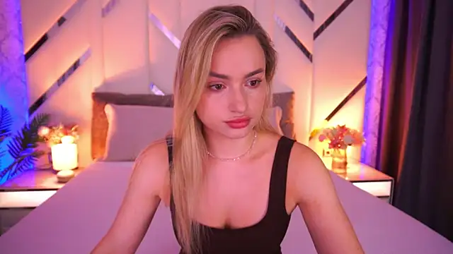 LindsieGreyy online show from July 2, 6:08 am
