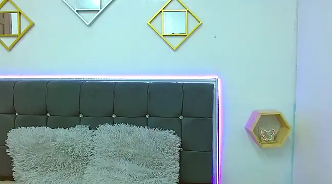 Snapshot of julieth_garcia_1 chatting on February 18, 7:41 pm julieth garcia 1 online show from February 18, 7:41 pm