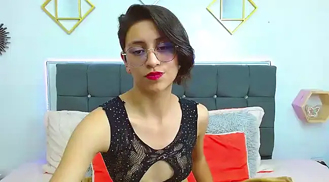 Snapshot of julieth_garcia_1 chatting on March 4, 7:43 pm julieth garcia 1 online show from March 4, 7:43 pm