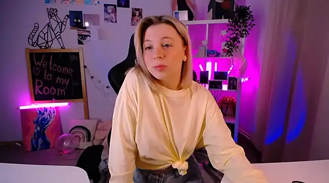 Snapshot of EllySunlover chatting on February 12, 4:22 pm EllySunlover online show from February 12, 4:22 pm