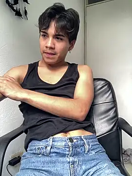 Snapshot of shadowsofgarden chatting on April 4, 6:05 pm shadowsofgarden online show from April 4, 6:05 pm