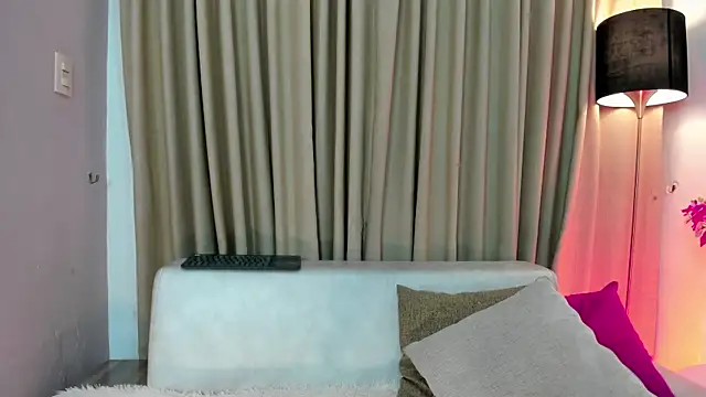 Snapshot of MiaHertz chatting on March 1, 11:58 pm MiaHertz online show from March 1, 11:58 pm