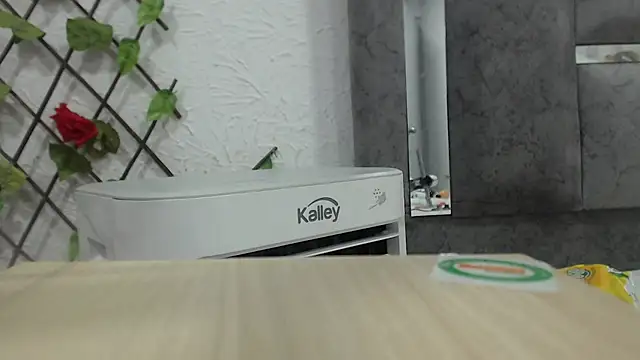 Snapshot of poutyseleny chatting on March 18, 12:25 pm poutyseleny online show from March 18, 12:25 pm