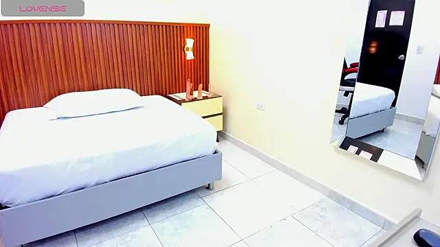 MELINAMARTINS online show from March 11, 7:25 pm