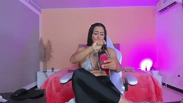 Snapshot of cristal_crossfitx chatting on November 13, 10:25 am cristal crossfitx online show from November 13, 10:25 am