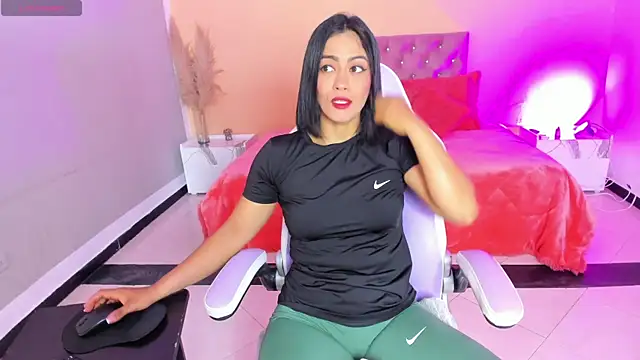 Snapshot of cristal_crossfitx chatting on November 19, 10:04 am cristal crossfitx online show from November 19, 10:04 am