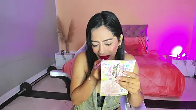 Snapshot of cristal_crossfitx chatting on December 4, 10:24 am cristal crossfitx online show from December 4, 10:24 am