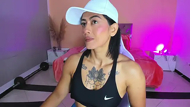 Snapshot of cristal_crossfitx chatting on December 5, 10:24 am cristal crossfitx online show from December 5, 10:24 am