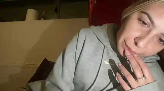 Snapshot of sarrah_rossy chatting on February 16, 10:21 pm sarrah rossy online show from February 16, 10:21 pm