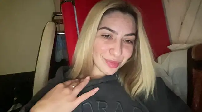 Snapshot of sarrah_rossy chatting on February 19, 7:38 pm sarrah rossy online show from February 19, 7:38 pm