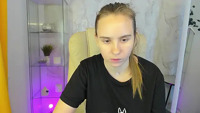 Snapshot of Lika_0ne chatting on November 8, 1:44 pm Lika 0ne online show from November 8, 1:44 pm