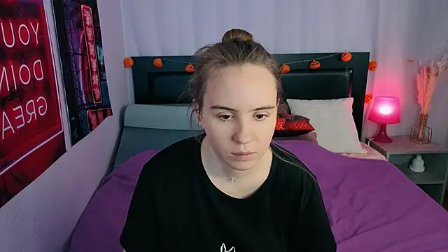 Snapshot of Lika_0ne chatting on November 17, 12:00 pm Lika 0ne online show from November 17, 12:00 pm