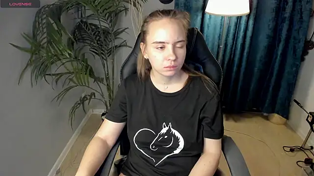 Snapshot of Lika_0ne chatting on November 19, 12:05 pm Lika 0ne online show from November 19, 12:05 pm