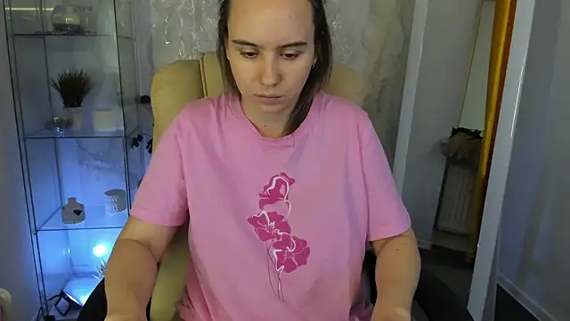 Snapshot of Lika_0ne chatting on December 3, 12:14 pm Lika 0ne online show from December 3, 12:14 pm