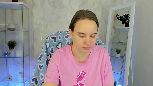 Snapshot of Lika_0ne chatting on December 19, 12:23 pm Lika 0ne online show from December 19, 12:23 pm