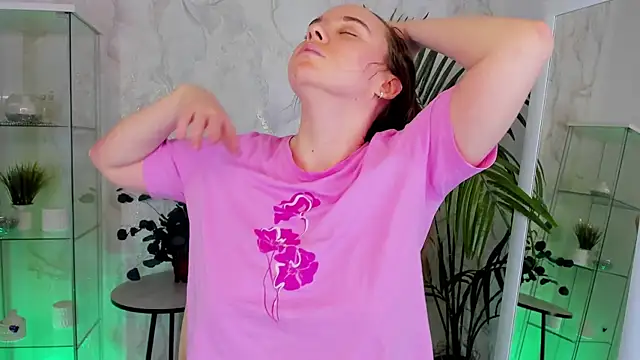 Snapshot of Lika_0ne chatting on January 17, 6:51 am Lika 0ne online show from January 17, 6:51 am