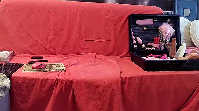 Chanel Noire online show from December 1, 1:05 pm