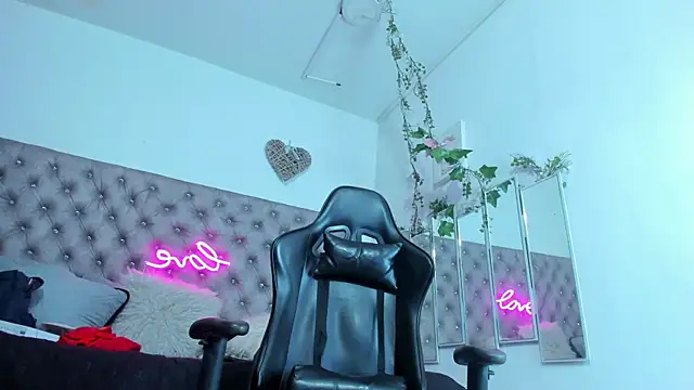 Snapshot of Naomii_Viper chatting on October 15, 11:10 am Naomii Viper online show from October 15, 11:10 am