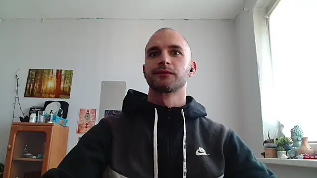 OskarBreno online show from May 2, 9:36 am