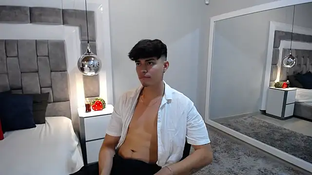 Snapshot of DrakeCollinss chatting on February 14, 7:44 pm DrakeCollinss online show from February 14, 7:44 pm