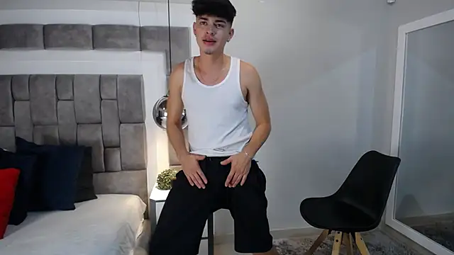 Snapshot of DrakeCollinss chatting on February 17, 7:42 pm DrakeCollinss online show from February 17, 7:42 pm