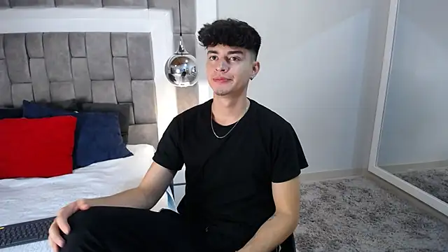 Snapshot of DrakeCollinss chatting on February 18, 7:41 pm DrakeCollinss online show from February 18, 7:41 pm