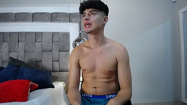 Snapshot of DrakeCollinss chatting on February 19, 1:51 am DrakeCollinss online show from February 19, 1:51 am
