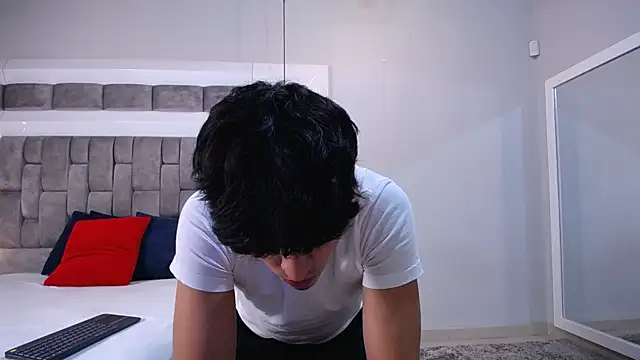 Snapshot of DrakeCollinss chatting on February 24, 7:41 pm DrakeCollinss online show from February 24, 7:41 pm