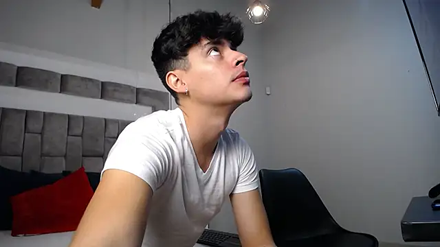 Snapshot of DrakeCollinss chatting on February 27, 7:58 pm DrakeCollinss online show from February 27, 7:58 pm