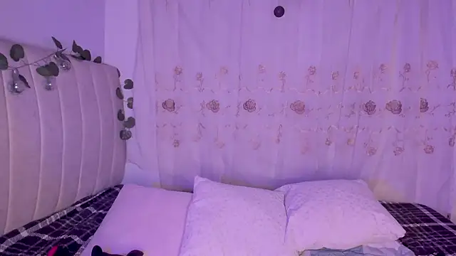 Snapshot of purplelilith3 chatting on February 10, 3:32 am purplelilith3 online show from February 10, 3:32 am