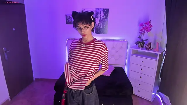 Juli Roos  online show from February 11, 7:19 pm