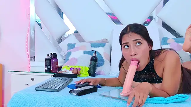 YesyHills online show from March 22, 10:04 pm