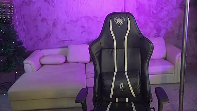 Layla Sweet  online show from December 16, 7:30 pm