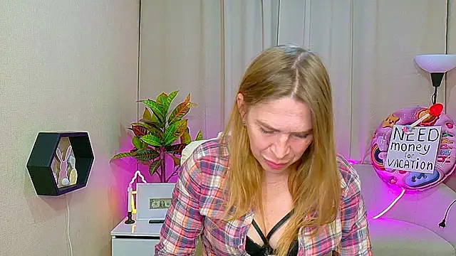 TessaDaybreak online show from May 26, 6:42 am