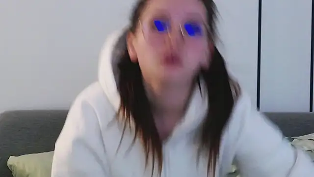 Snapshot of -Amora chatting on October 23, 11:20 am -Amora online show from October 23, 11:20 am