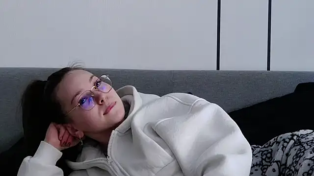 Snapshot of -Amora chatting on March 31, 11:21 am -Amora online show from March 31, 11:21 am