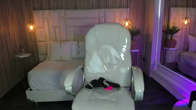 MelanieHillss online show from October 10, 4:22 am